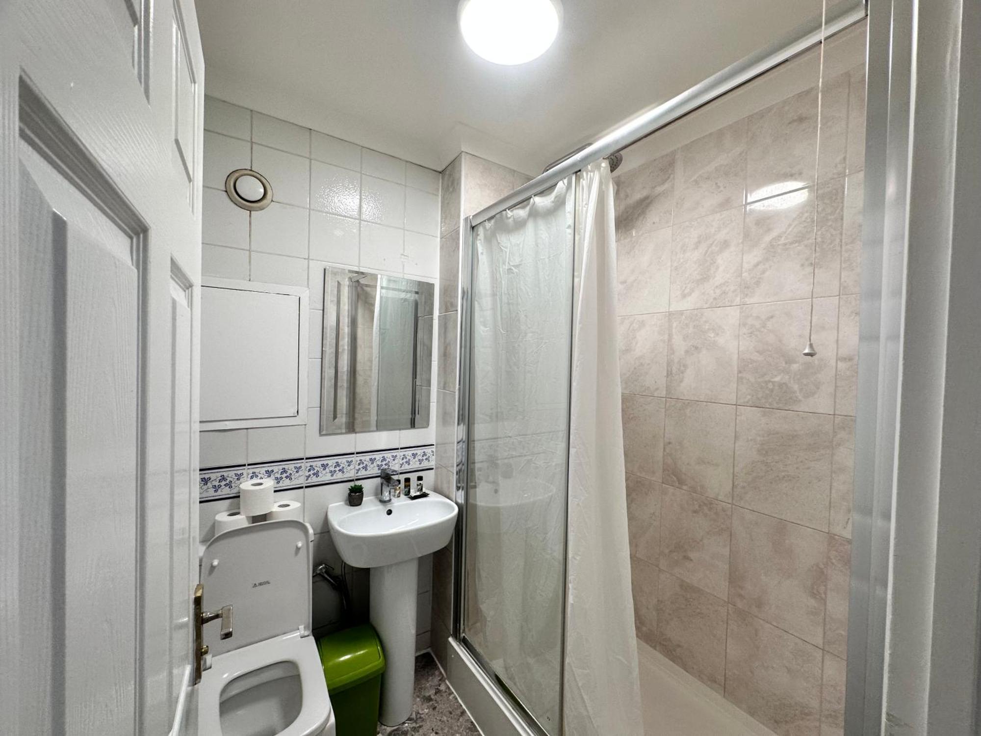 Posh 2-Bedroom, Living Room, Kitchen & 1.5 Bathroom Лондон Экстерьер фото