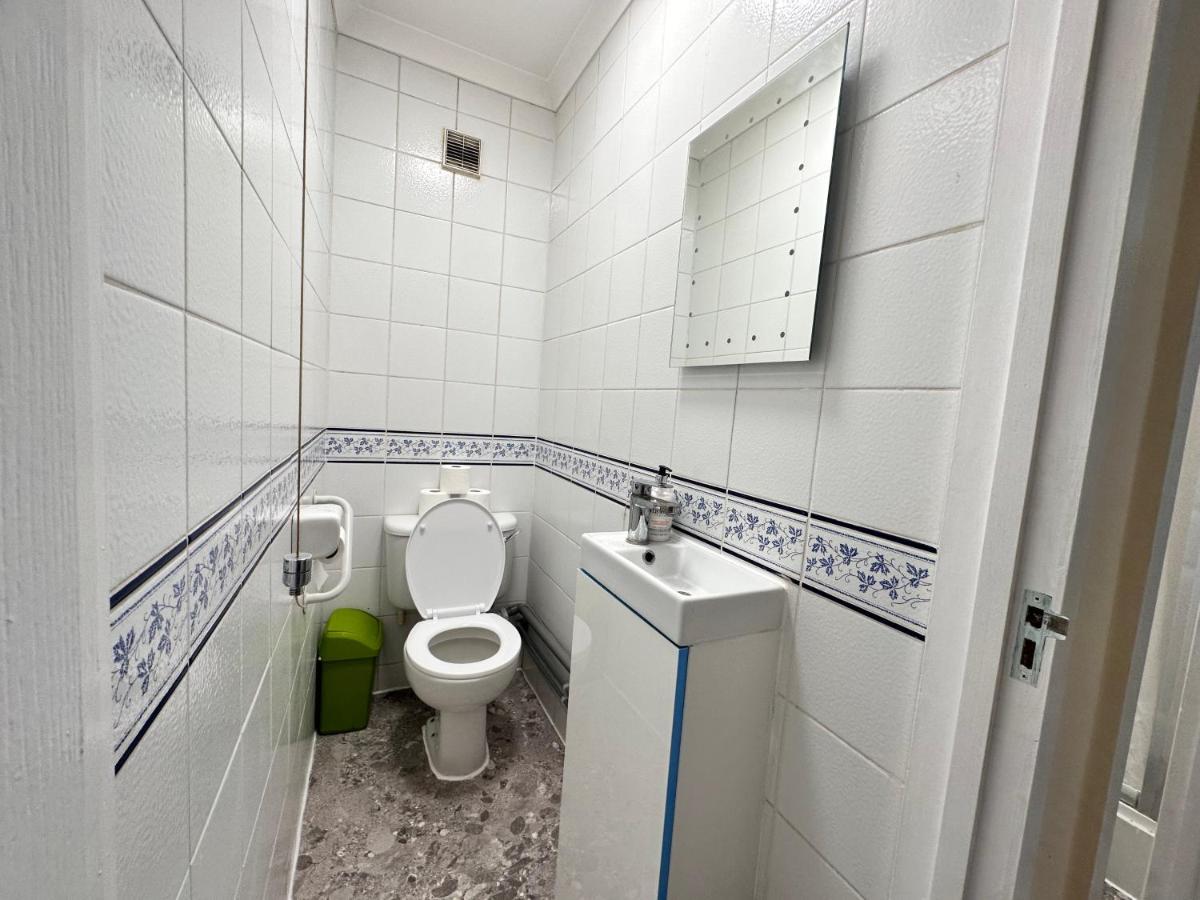 Posh 2-Bedroom, Living Room, Kitchen & 1.5 Bathroom Лондон Экстерьер фото