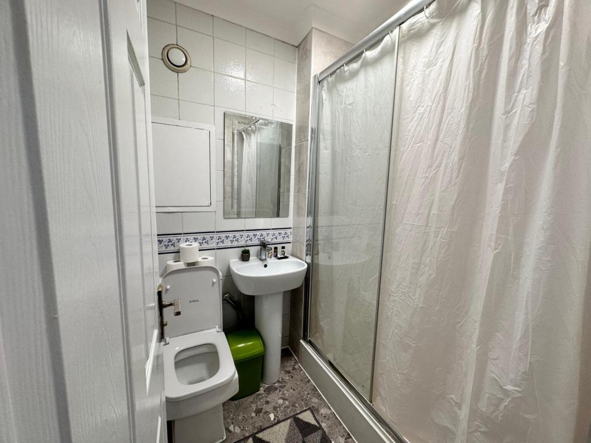Posh 2-Bedroom, Living Room, Kitchen & 1.5 Bathroom Лондон Экстерьер фото
